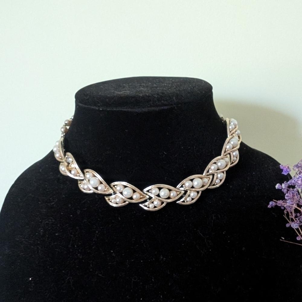 Elegant Pearl and Gold Women's Necklace